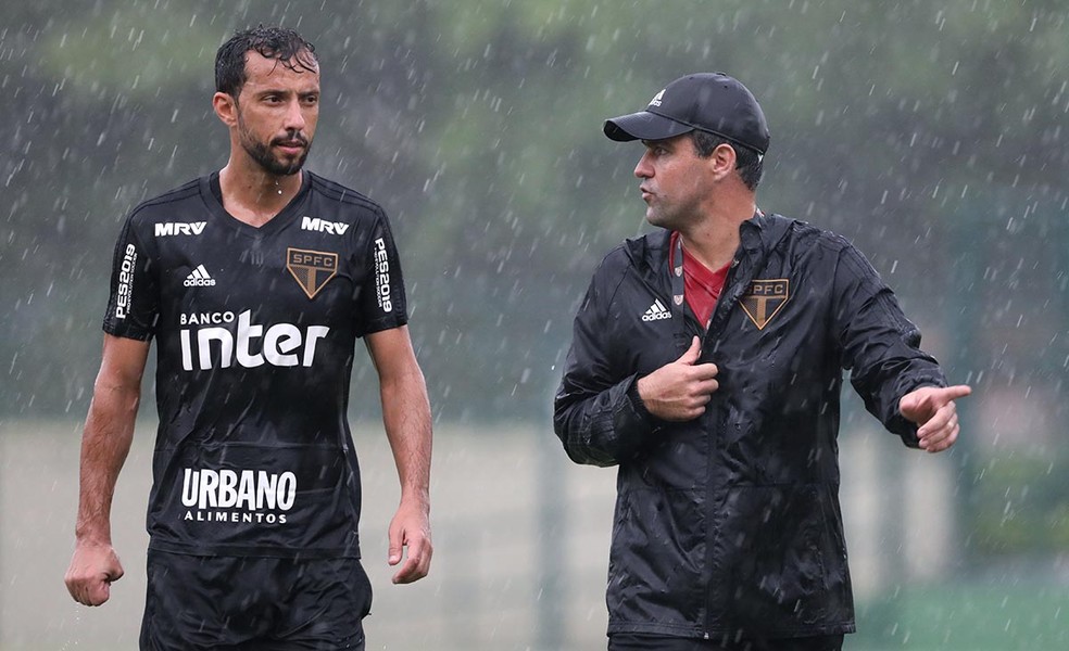 Nenê e o técnico André Jardine em treino do São Paulo — Foto: Rubens Chiri / saopaulofc.net