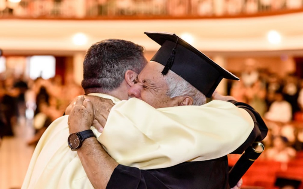 “Mãe, eu formei!”: Idoso viraliza ao ir até mãe, de 97 anos, usando beca e com diploma em MG; veja VÍDEO — Foto: Divulgação/Grupo Unis