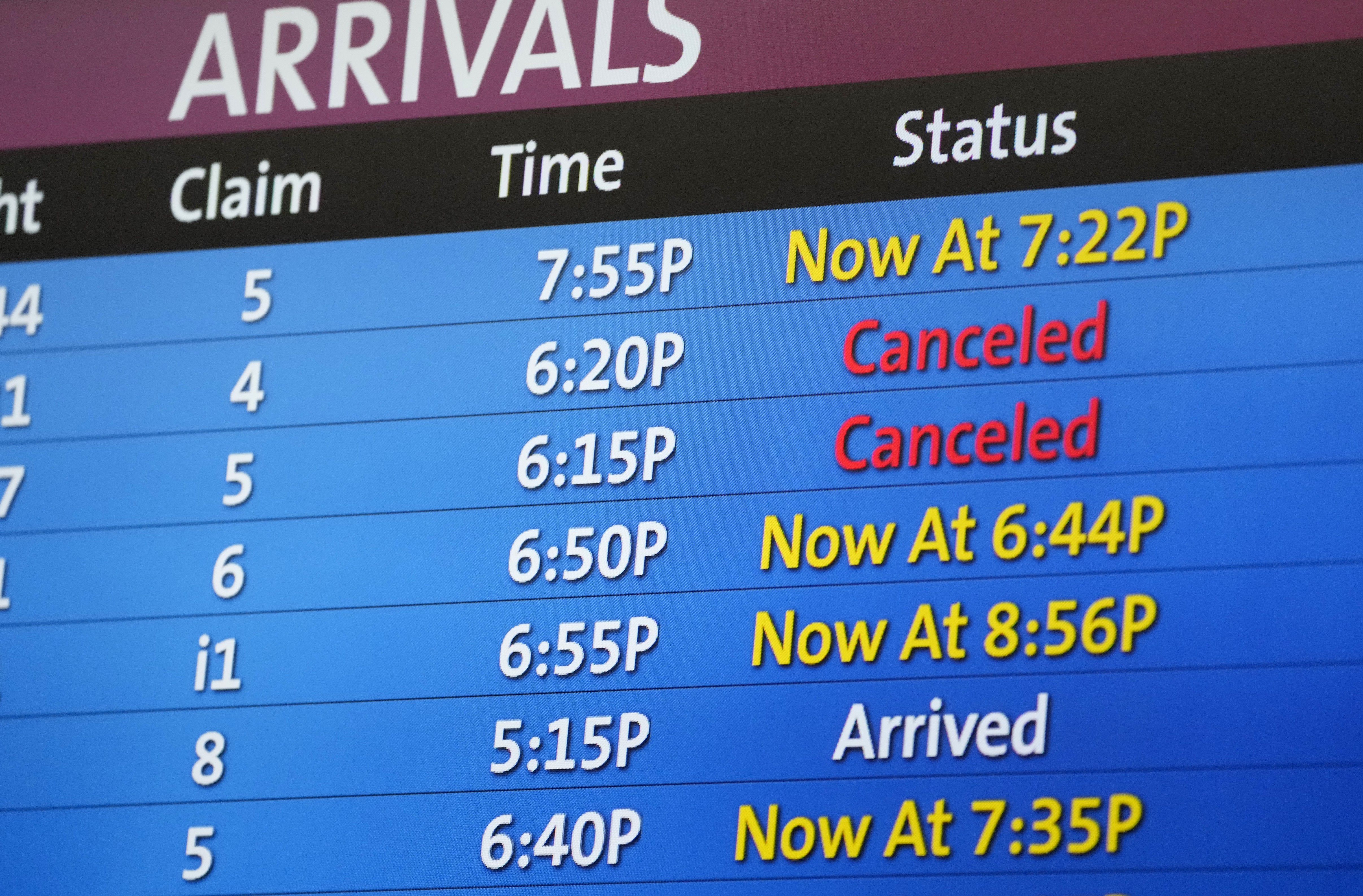 Caos nos aeroportos: entenda o que está causando dias de espera para voos na Europa