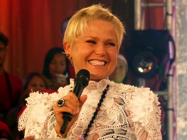 A apresentadora agradece o carinho da plateia (Foto: TV Xuxa/Tv Globo)