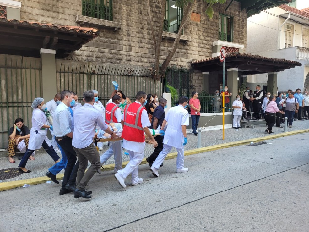 Médicos trabalham na remoção de pacientes após incêndio no Hospital São Lucas — Foto: Cristina Boeckel/g1