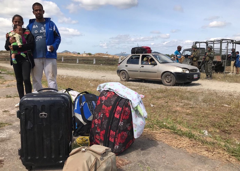 Família pegou carona em carro para chegar até o lado brasileiro da fronteira — Foto: Alan Chaves/G1 RR