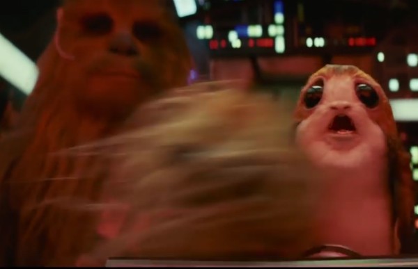 O wookie Chewbacca irritado com um Porg histérico no novo teaser de Star Wars (Foto: Reprodução)