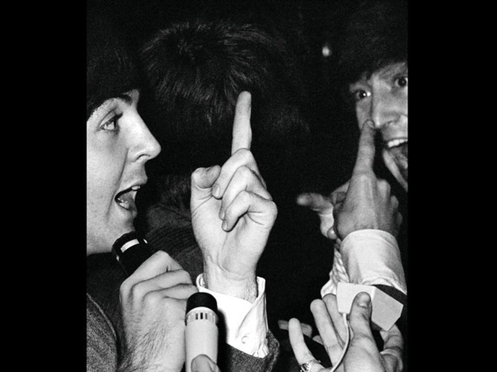Paul McCartney (à esq.) e John Lennon durante o primeiro show da banda em território norte-americano: coleção de fotos pode alcançar um valor superior aos US$ 100 mil — Foto: AP 