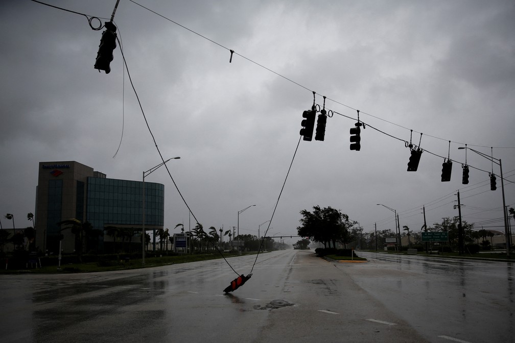 Um semáforo caído é visto em uma rua enquanto o furacão Ian atinge o sudoeste da Flórida, em Fort Myers, EUA  — Foto: REUTERS/Marco Bello
