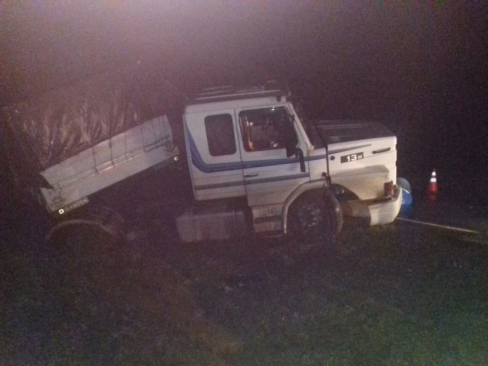 Acidente aconteceu na madrugada desta quinta-feira (7) na BR-376, em Ponta Grossa (Foto: PRF/DivulgaÃ§Ã£o)