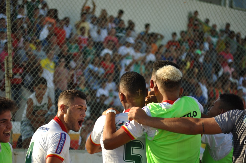 Comemoração do segundo gol do Petrolina, marcado por Jefferson Belo — Foto: Emerson Rocha