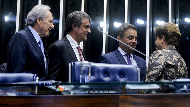 Dilma Rousseff conversa com Aécio Neves, Ricardo Lewandowski e José Eduardo Cardozo em intervalo do julgamento do impeachment no Senado (Foto:  Moreira Mariz/Agência Senado)