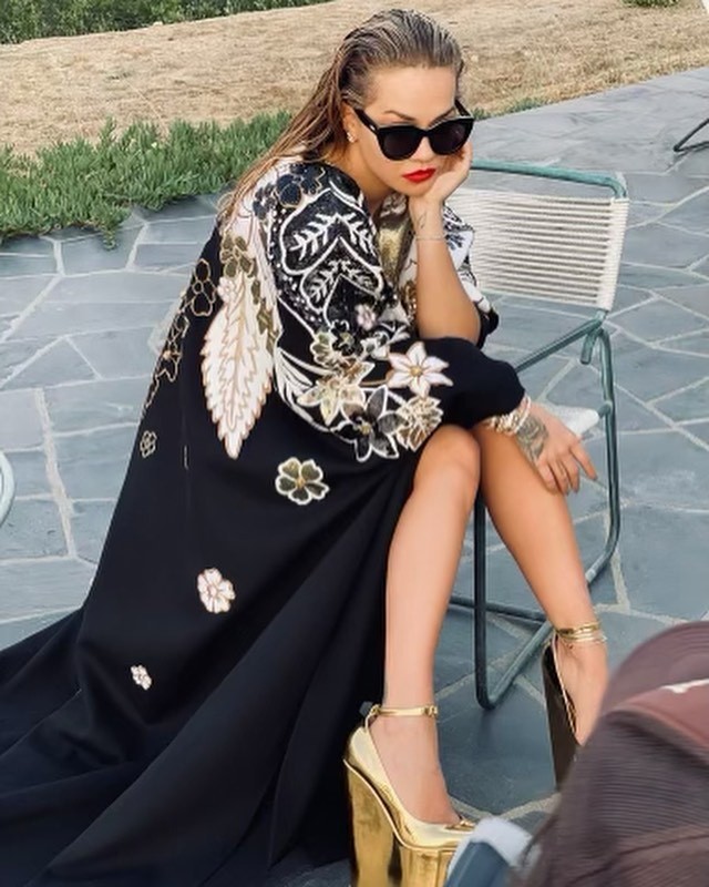 Rita Ora leva o salto alto ao próximo nível com sua produção fashionista (Foto: Reprodução/Instagram)