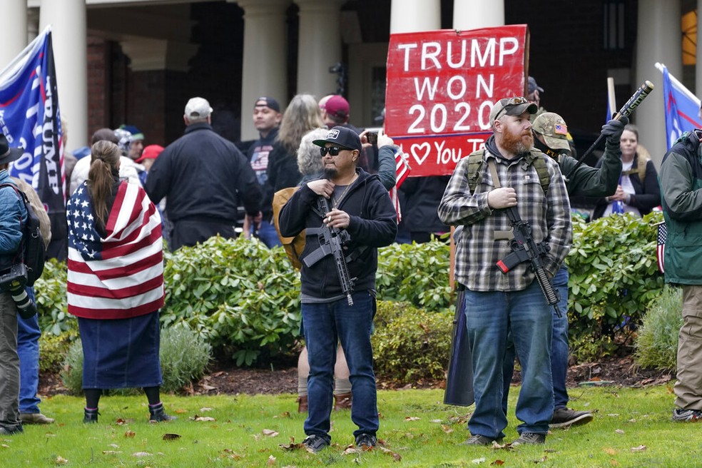Grupo de negacionistas armados que reivindicavam vitória de Donald Trump em 2020, quando ex-presidente perdeu eleições para democrata Joe Biden — Foto: Ted S. Warren/ AP 