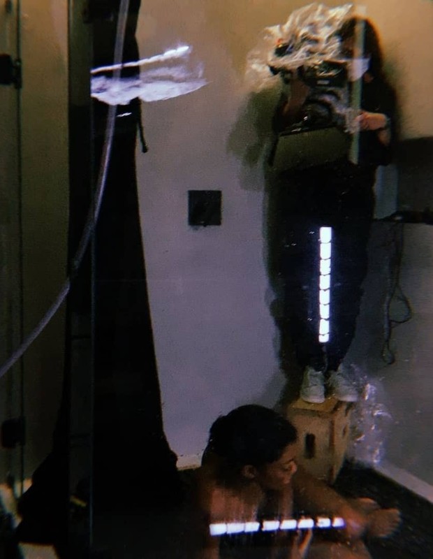 Erika Januza em bastidores de Verdades Secretas 2 (Foto: Reprodução/Instagram)