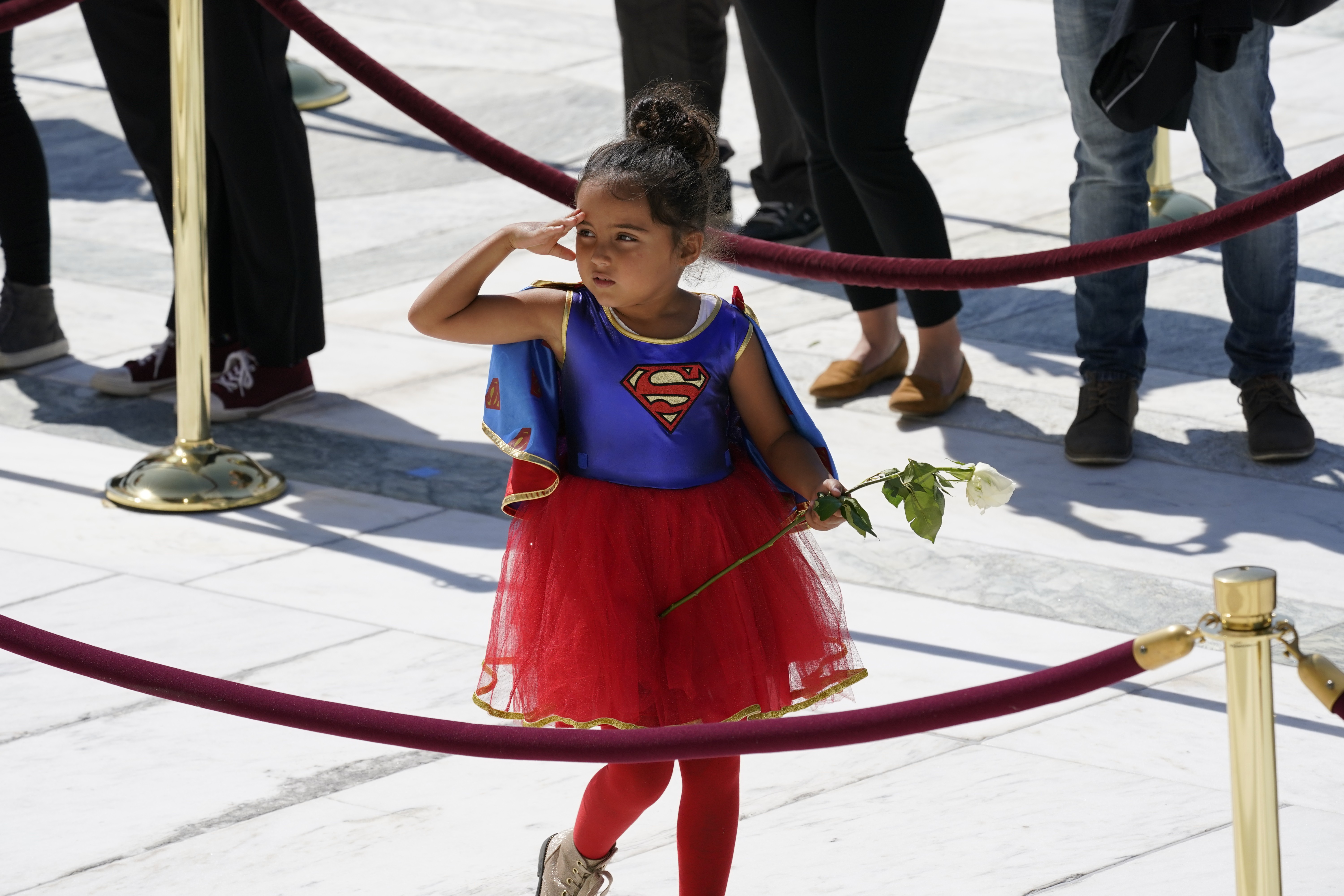No primeiro dia das homenagens para juíza, menina usa fantasia de Supergirl  (Foto: Alex Brandon-Pool/Getty Images)