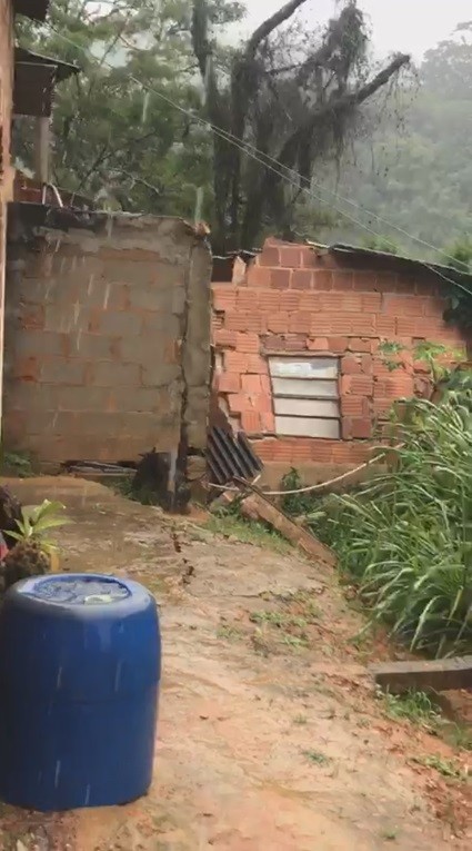Encosta cede e casa desaba em Paulo de Frontin; veja vídeo