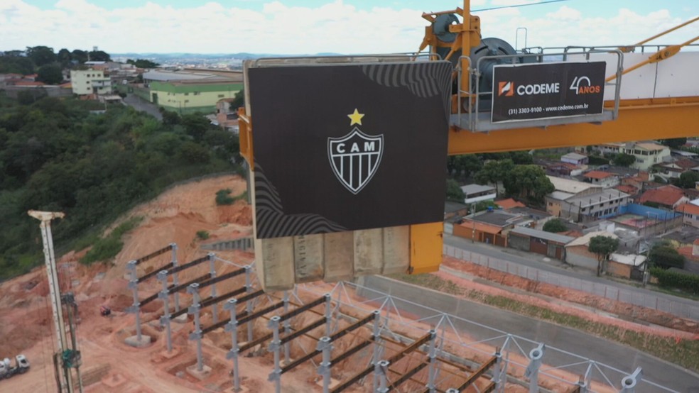 Símbolo do Atlético em equipamento na Arena MRV — Foto: Globo 