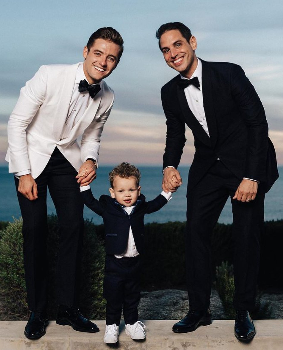 Robbie Rogers ao lado do marido, o produtor Greg Berlanti, e o filho Caleb (Foto: Reprodução / Instagram)