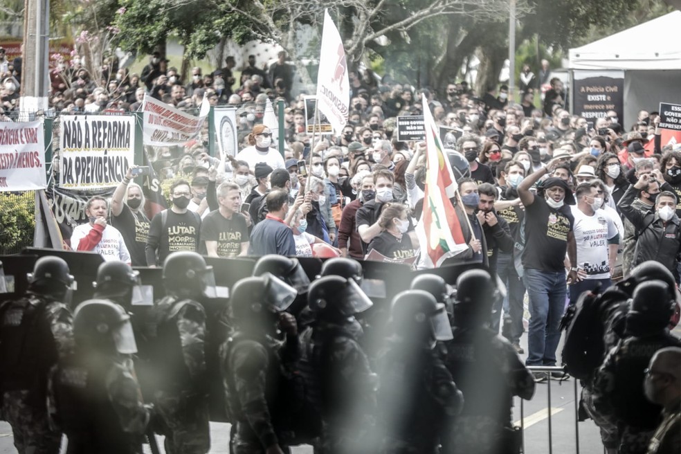 Servidores protestam na Alesc contra reforma da previdência de SC — Foto: Tiago Ghizoni/NSC