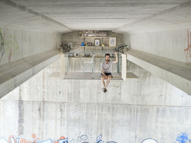 Designer cria casa-estúdio suspensa debaixo de ponte  (Foto: Jose Manuel Pedrajas/Divulgação)