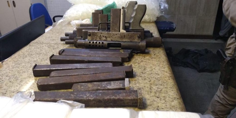Quatro submetralhadoras e 20 kg de pasta base de cocaína são apreendidos pela polícia em Salvador — Foto: Divulgação/Secretaria de Segurança Pública da Bahia (SSP-BA)