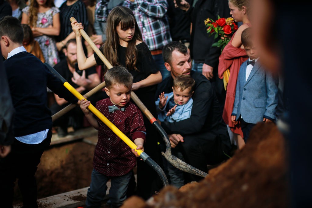 Filhos participam do funeral de Christina Langford Johnson (Foto: Getty Images)