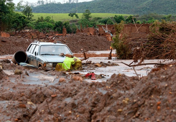 Distrito de Bento Rodrigues, município de Mariana (MG), alguns dias após rompimento da barragem da mineradora Samarco (Foto: Rogério Alves/TV Senado)