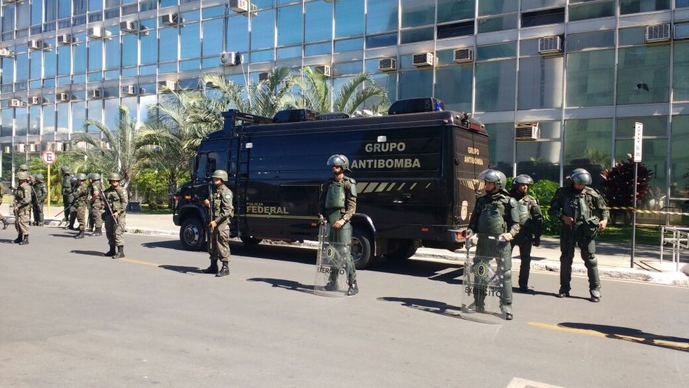 Exército fazendo barreira em frente a prédio de ministério (Foto: Beatriz Pataro/G1)