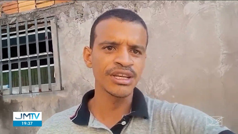 Rafael Azevedo achou R$ 460 que havia encontrado na boca de caixa eletrônico e deu à polícia — Foto: Reprodução/TV Mirante