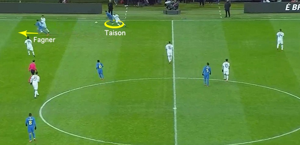 Taison fazendo a saída junto a Fagner (Foto: Leonardo Miranda)