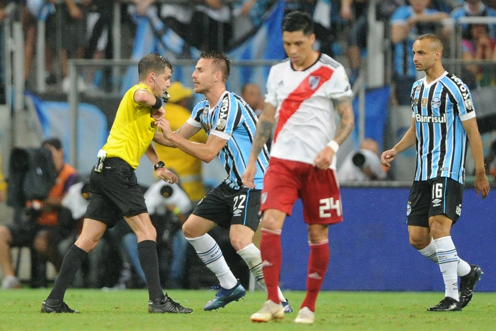 Bressan se desespera após pênalti marcado para o River Plate na Libertadores de 2018 — Foto: Wesley Santos/Agência PressDigital 