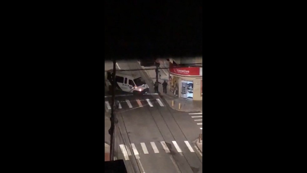 Moradores registraram a ação criminosa no Centro de Criciúma — Foto: Reprodução/ NSC TV