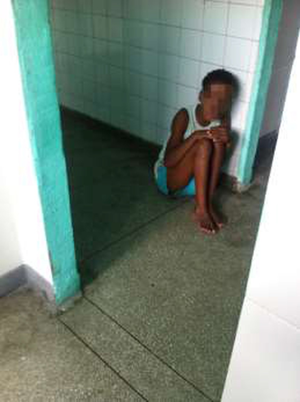 Jovem em um dormitÃ³rio de uma instituiÃ§Ã£o no Rio de Janeiro. (Foto: ReproduÃ§Ã£o/ Human Rights Watch)