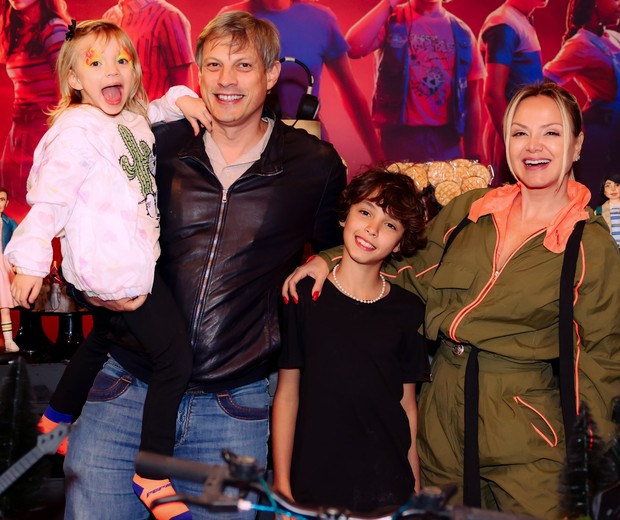 Eliana com o marido, Adriano Ricco, e os filhos, Manuela e Arthur (Foto: Manuela Scarpa/Brazil News)