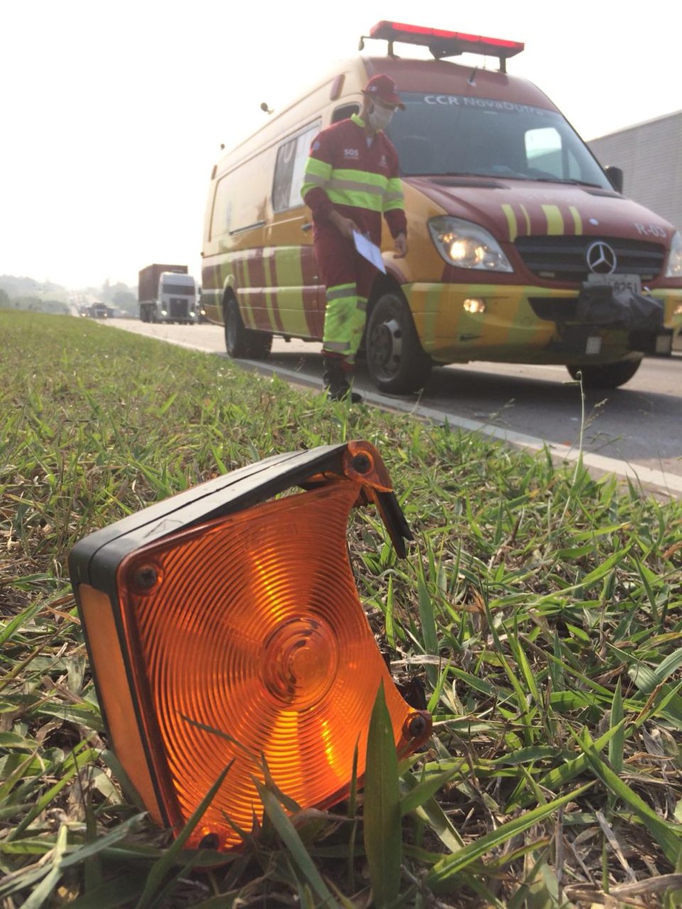 Homem fica ferido ao ser atropelado por caminhão na Dutra — Foto: Peterson Grecco/ TV Vanguarda