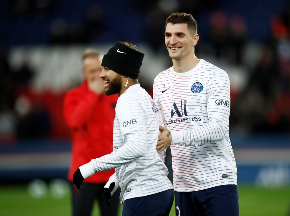 Meunier, ao lado de Neymar, em jogo do PSG: belga pode deixar o clube — Foto: Gonzalo Fuentes/Reuters