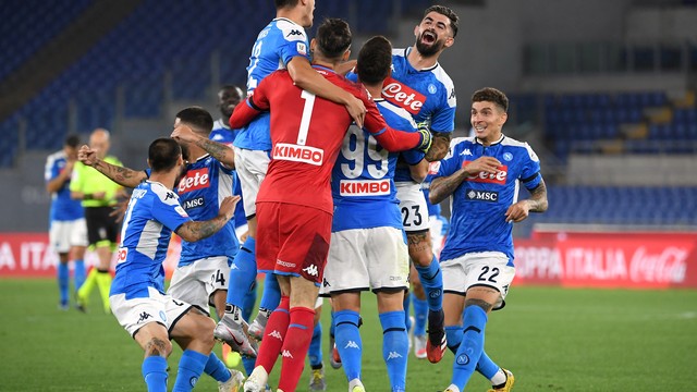 Jogadores do Napoli comemoram título após cobrança de Milik