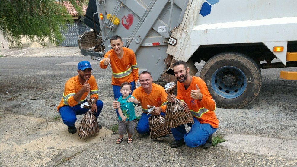 Murillo pousou para foto após entregar presentes para coletores de lixo em Itu (Foto: Michele Moreira/Arquivo Pessoal )