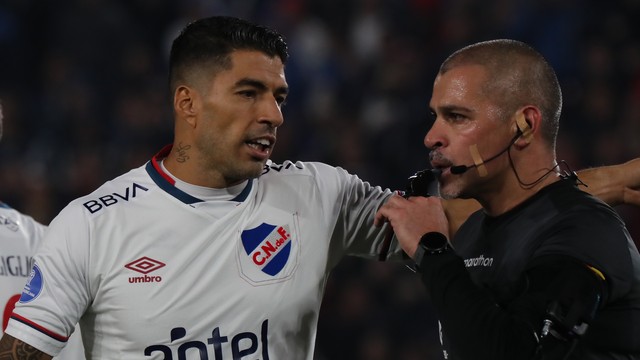 Suárez reclama com árbitro Eber Aquino em vitória do Atlético-GO contra o Nacional