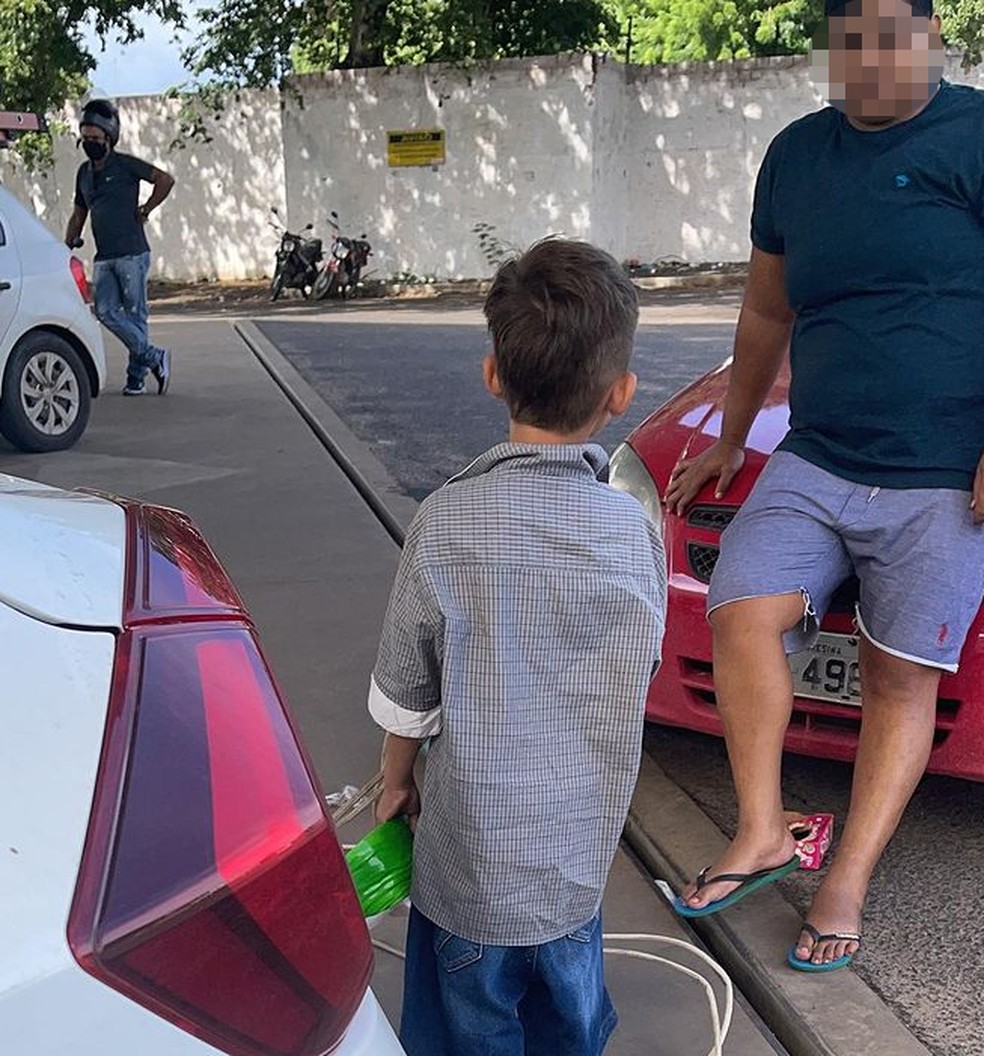 Pai de menino resgatado após pedir dinheiro para comer tenta guarda da criança no Piauí