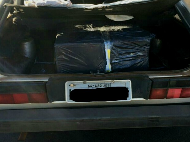Nas primeiras horas da operação, agentes apreenderam um carro que transportava quatro caixas de cigarros contrabandeados do Paraguai (Foto: Receita Federal / Divulgação)