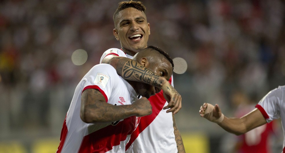 Farfán é abraçado por Guerrero: ponta direita ex-Schalke 04 deve ser o centroavante na ausência do capitão (Foto: AP )
