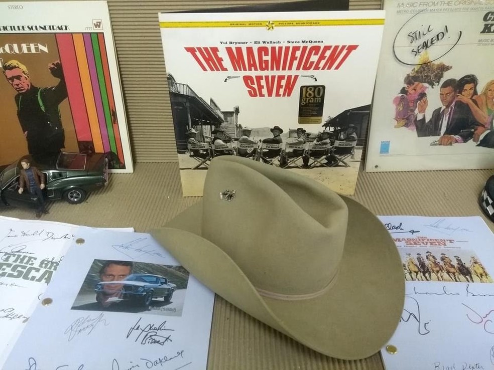 Objetos relacionados a Steve McQueen, em exposição, em imagem de arquivo — Foto: Divulgação