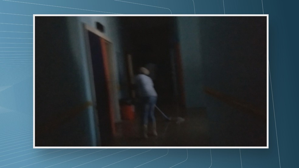 Apesar da falta de energia, funcionária mantém a limpeza nos corredores do Hospital Geral de Roraima (Foto: Reprodução/Rede Amazônica Roraima)