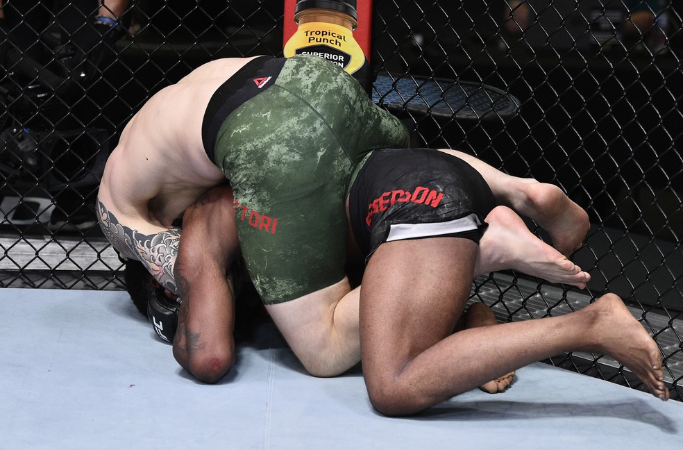 Marvin Vettori finalizou Karl Roberson no UFC: Eye x Calvillo — Foto: Getty Images