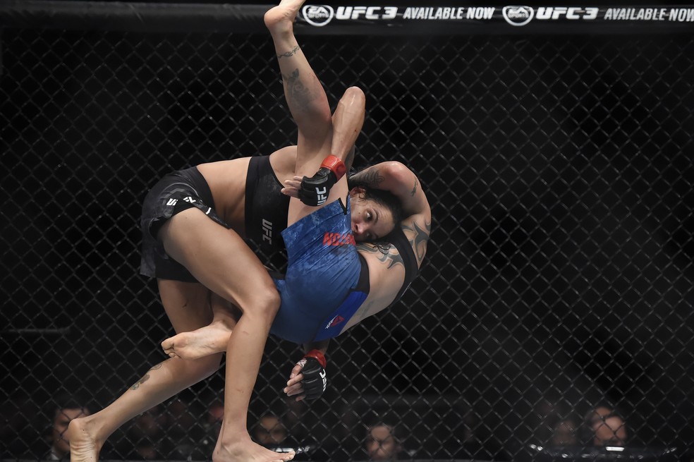 Amanda Nunes derruba Raquel Pennington: lutadora brasileira dominou o combate (Foto: André Durão)