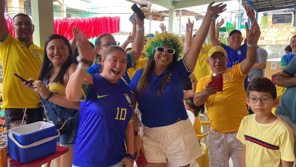 Família mantém tradição e se reúne para acompanhar estreia do Brasil na Copa, em Manaus.  — Foto: Patrick Marques, g1 AM