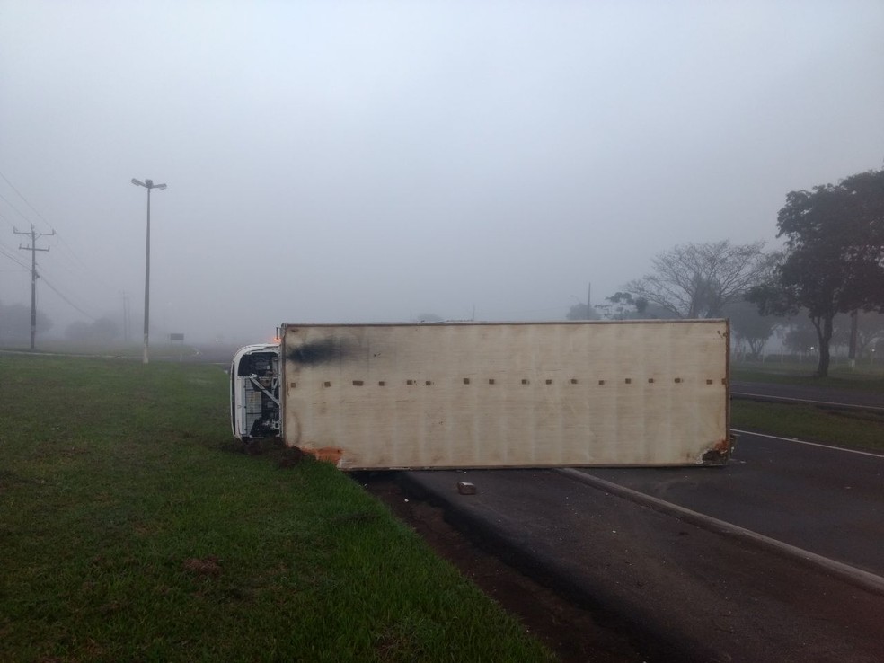 CaminhÃ£o tombou na BR-277, em Santa Terezinha de Itaipu, na madrugada desta quarta-feira (6) (Foto: PRF/DivulgaÃ§Ã£o)