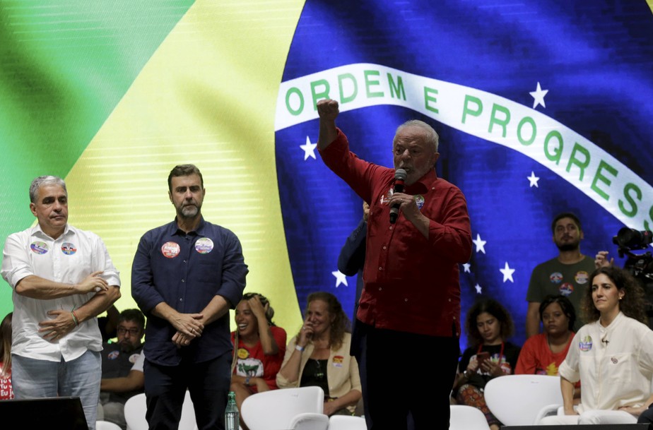 Marcelo Freixo (PSB) esteve no palanque junto com Lula (PT) em compromisso em Nova Iguaçu, Baixada Fluminense