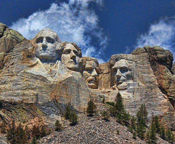 O Monte Rushmore, no Estado americano de Dakota do Sul, é um monte onde estão esculpidos os rostos de quadro presidentes dos Estados Unidos: George Washington, Thomas Jefferson, Theodore Roosevelt e Abraham Lincoln (Foto: Reprodução)