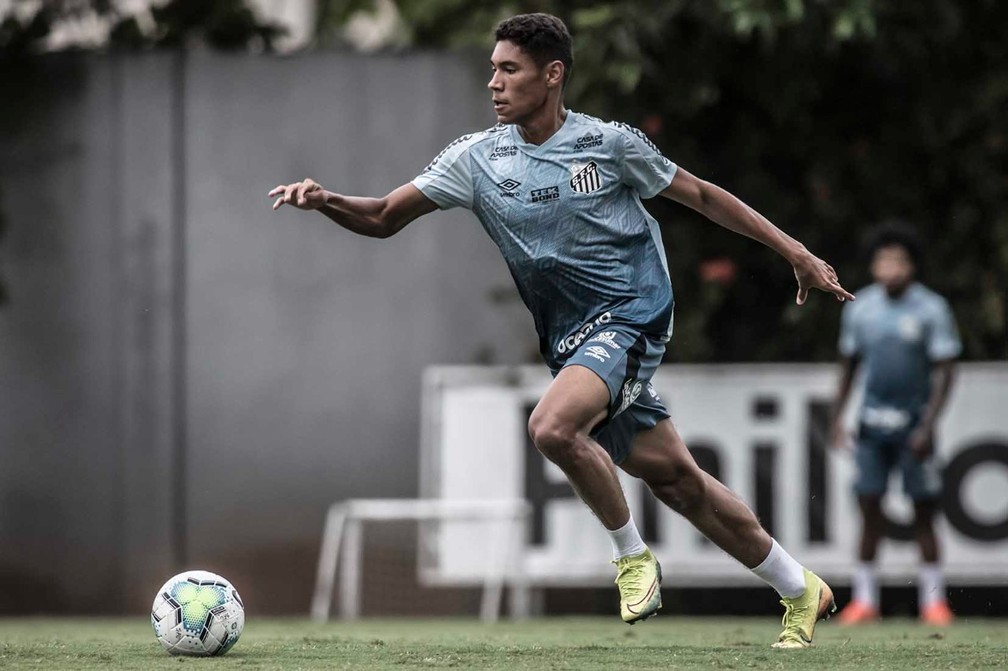 VInicius Balieiro, do sub-23, treinou com os profissionais nesta quinta-feira — Foto: Ivan Storti/Santos FC