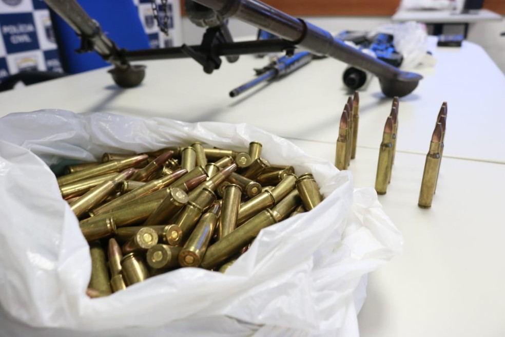 Ao todo, 232 munições de metralhadora calibre ponto 30 foram apreendida, segundo a polícia de Pernambuco — Foto: Polícia Civil/Divulgação