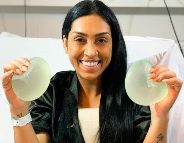 Amanda Djehdian passou por procedimento para explante de próteses de silicone dos seios (Foto: Reprodução/Instagram)
